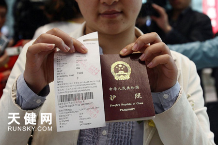 持护照的旅客在展示电子登机